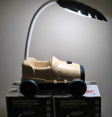 Yeşil - krem sevimli antika araba görünümlü masa lambası, kalemlik, telefon tutacağı