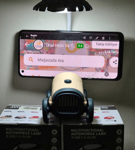 Yeşil - krem sevimli antika araba görünümlü masa lambası, kalemlik, telefon tutacağı