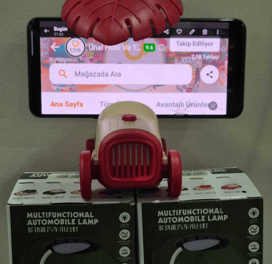 Kırmızı -krem sevimli antika araba görünümlü masa lambası, kalemlik, telefon tutacağı