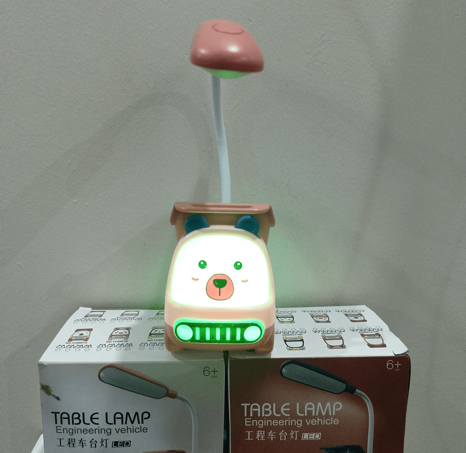 Sevimli pembe kamyon masa lambası, şık ve fonksiyonel çocuk odası aydınlatması