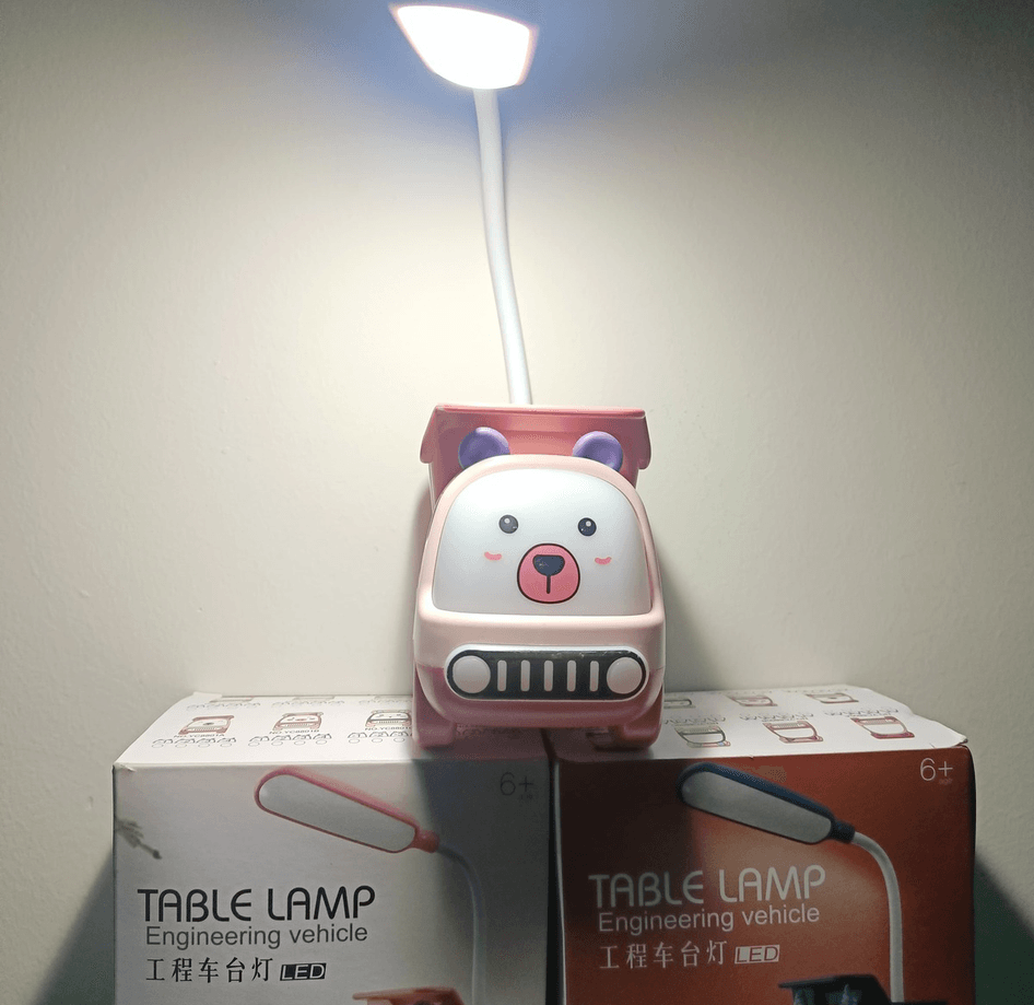 Sevimli pembe kamyon masa lambası, şık ve fonksiyonel çocuk odası aydınlatması