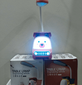 Sevimli pembe kamyon masa lambası, şık ve fonksiyonel çocuk odası aydınlatması